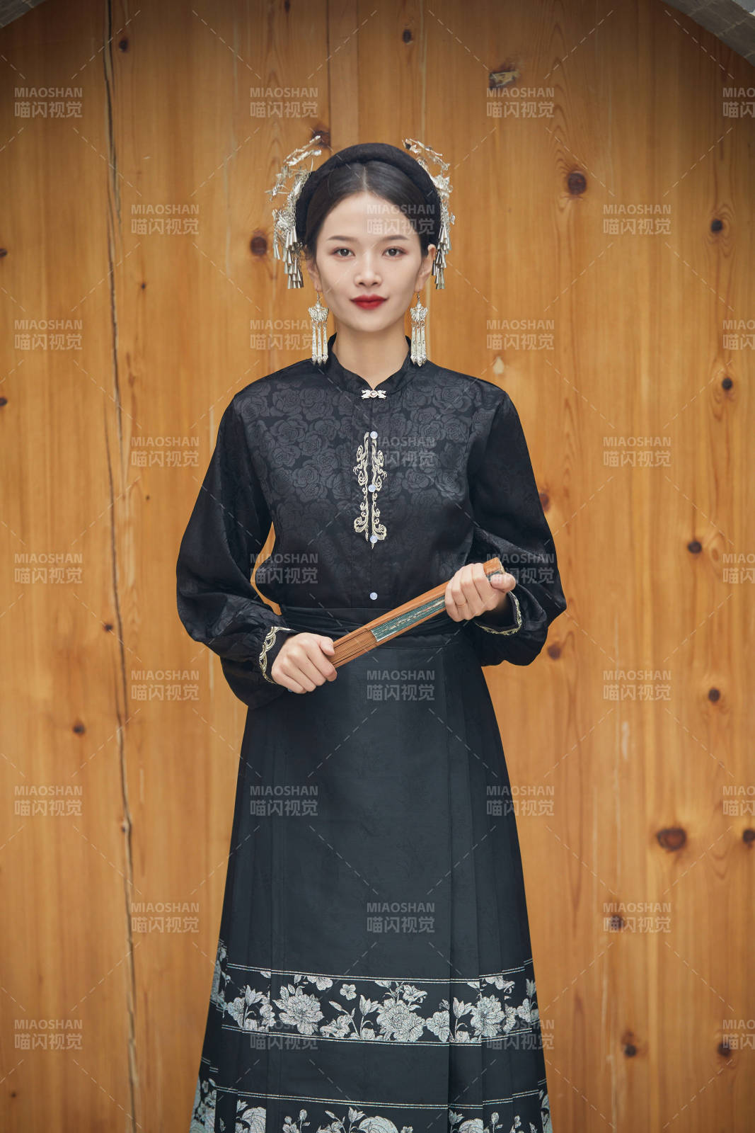 穿著中國漢族服飾馬面裙的東方女性