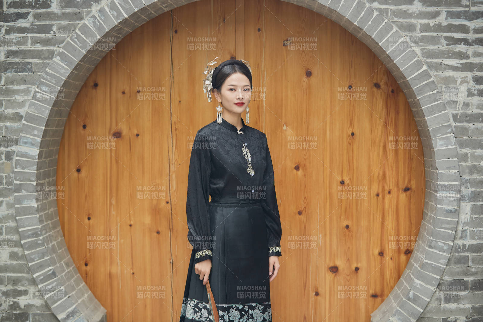 穿著中國漢族服飾馬面裙的東方女性