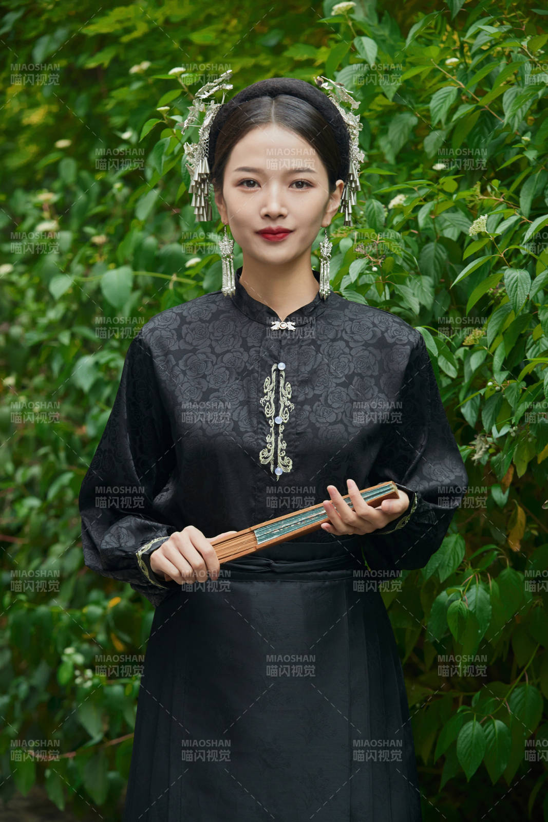 穿著中國漢族服飾馬面裙的東方女性