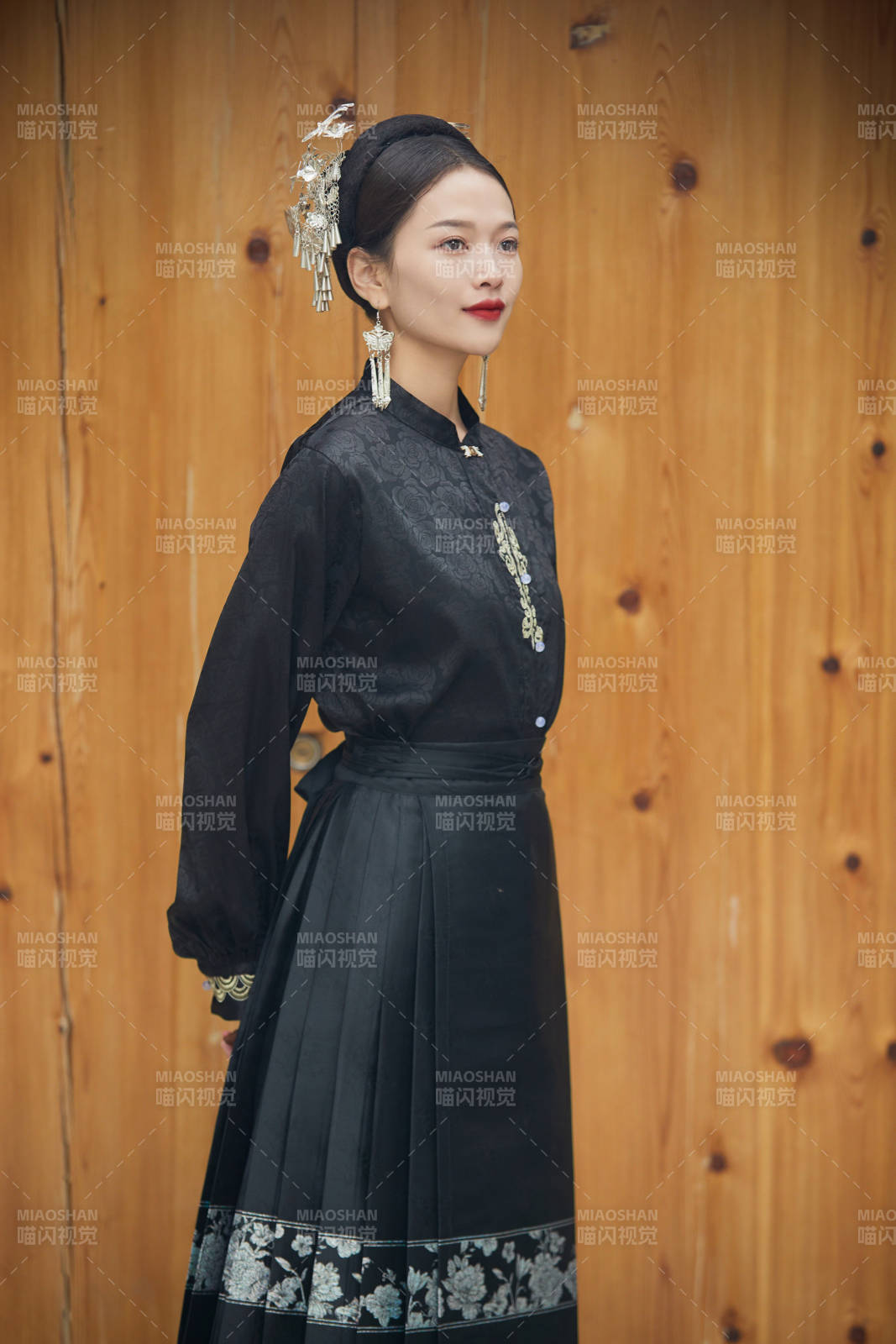 穿著中國漢族服飾馬面裙的東方女性