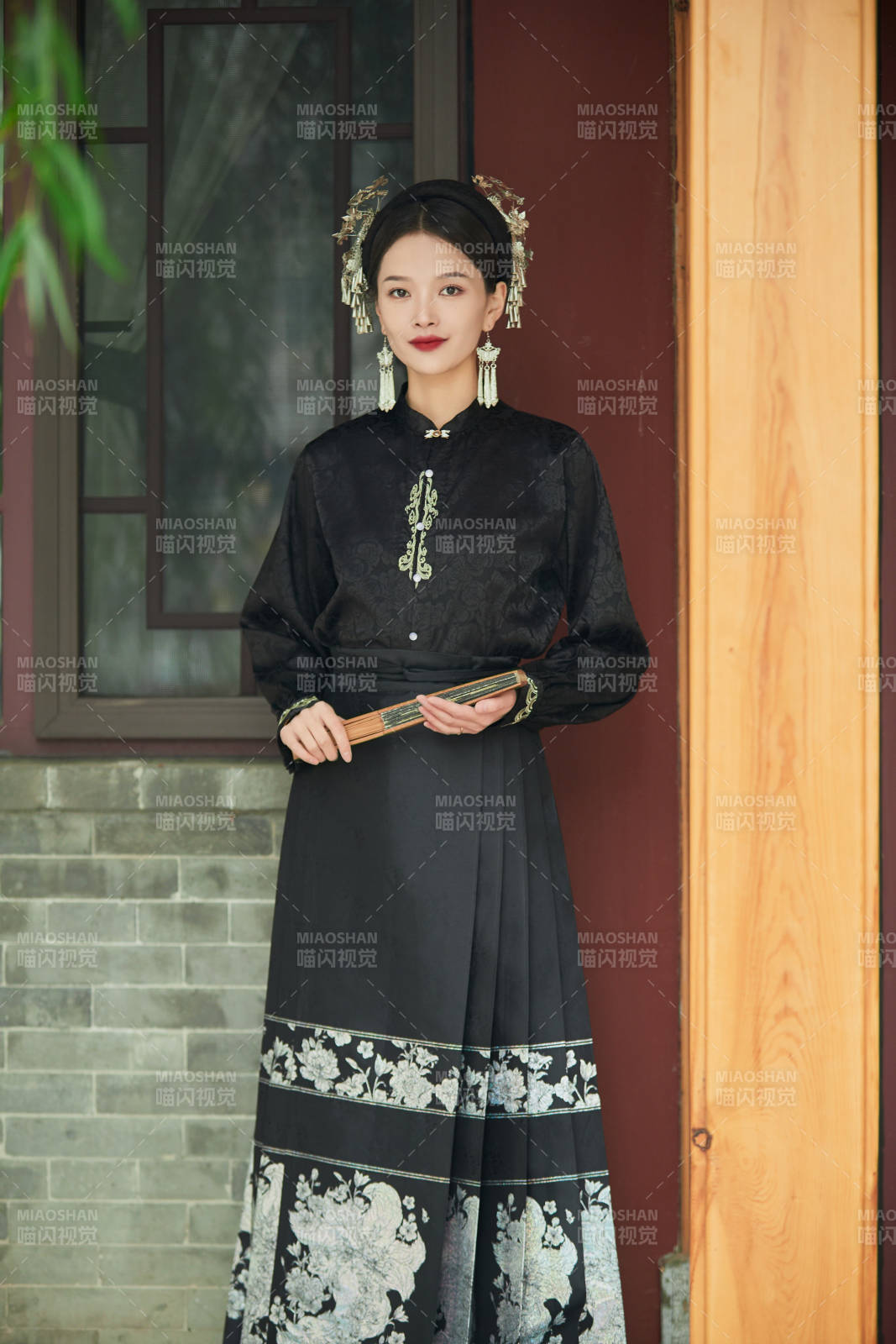 穿著中國(guó)漢族服飾馬面裙的東方女性