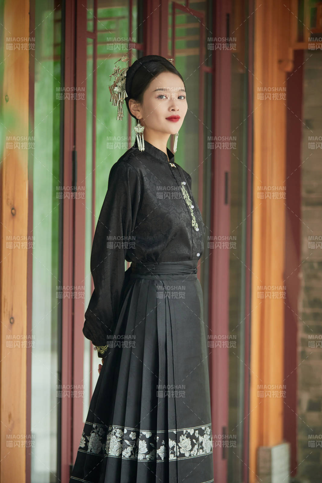 穿著中國漢族服飾馬面裙的東方女性