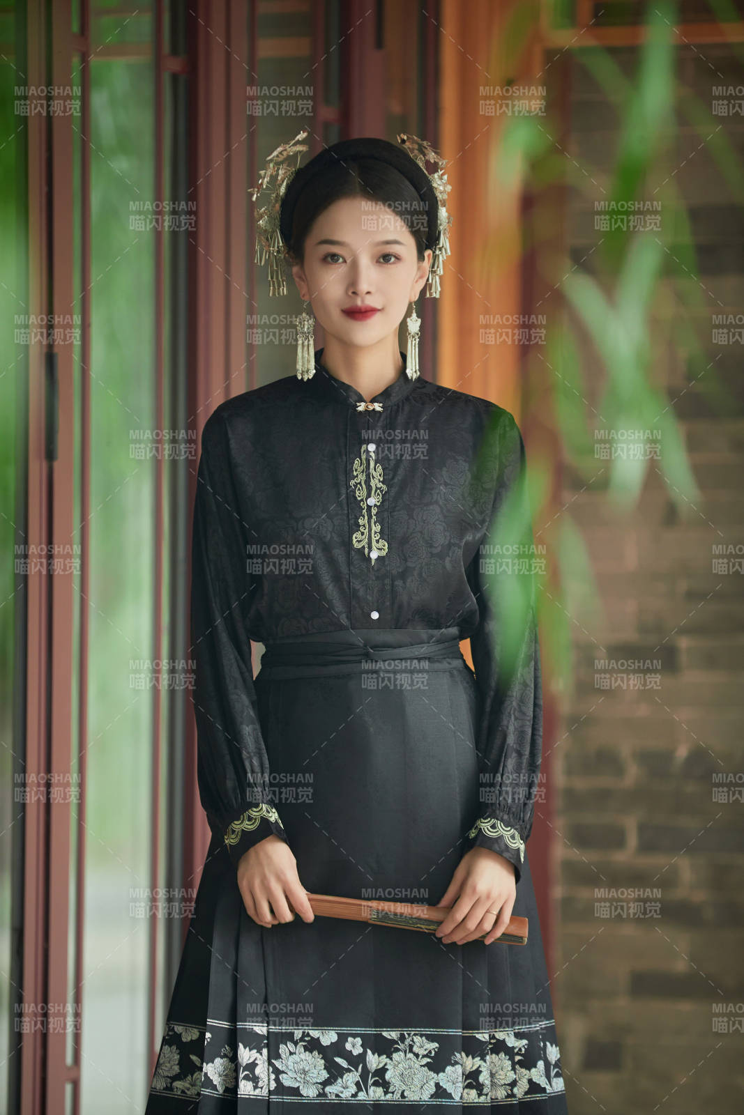 穿著中國漢族服飾馬面裙的東方女性