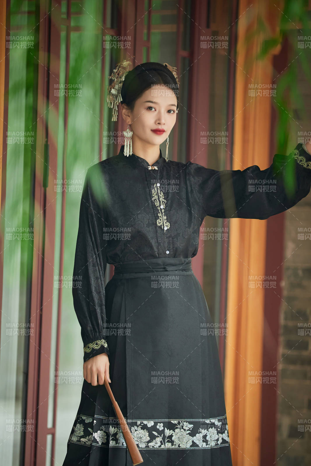 穿著中國漢族服飾馬面裙的東方女性