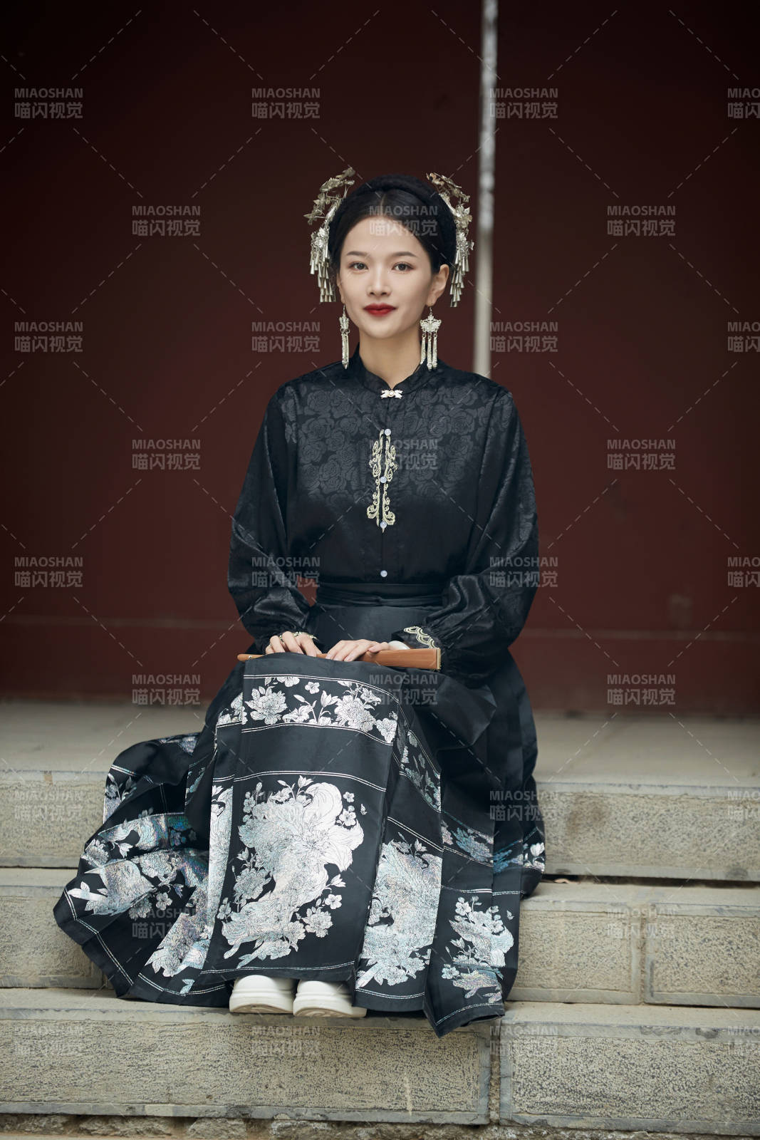 穿著中國漢族服飾馬面裙的東方女性