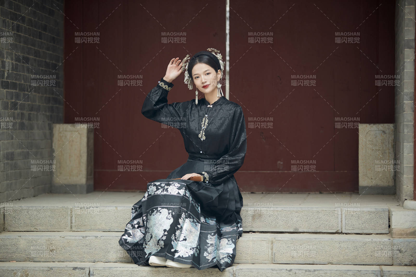 穿著中國(guó)漢族服飾馬面裙的東方女性