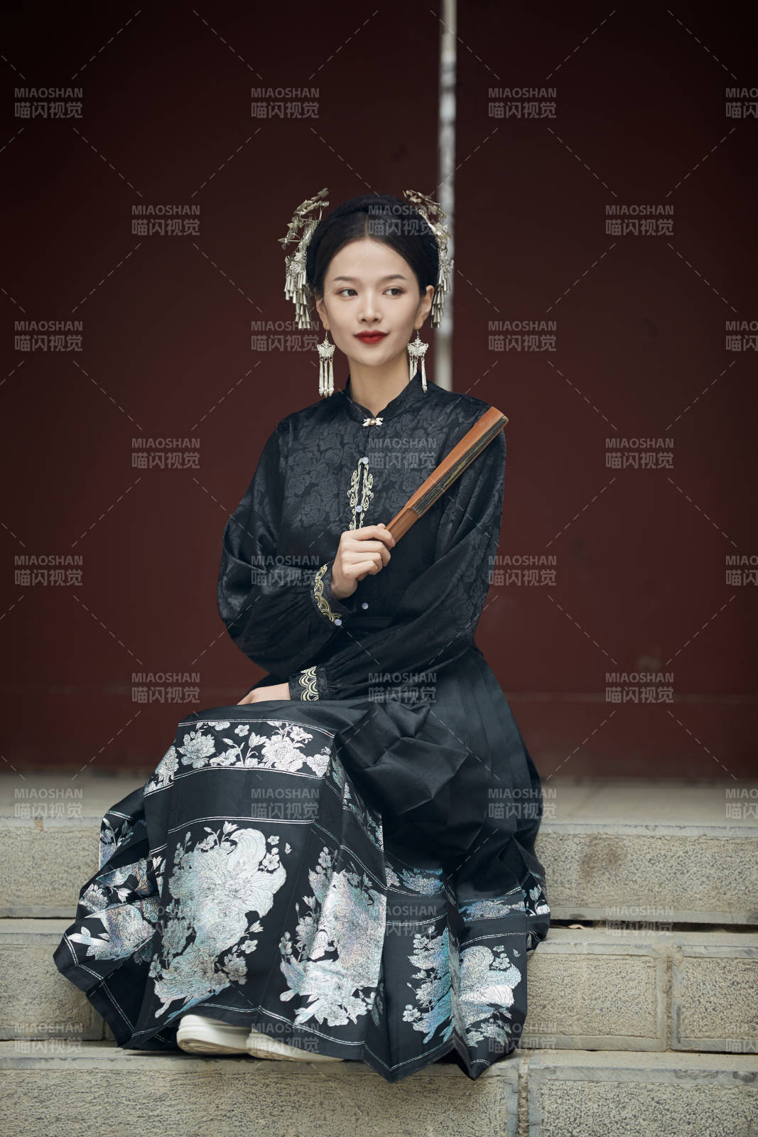 穿著中國漢族服飾馬面裙的東方女性