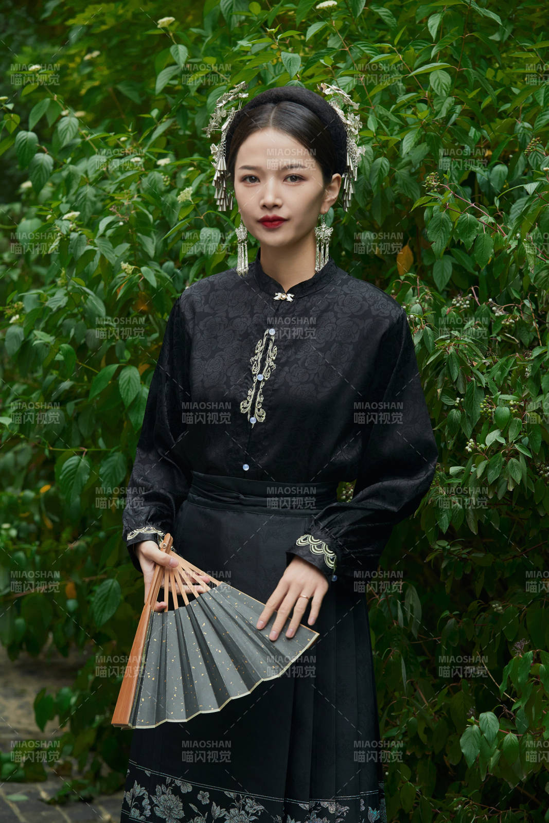 穿著中國漢族服飾馬面裙的東方女性