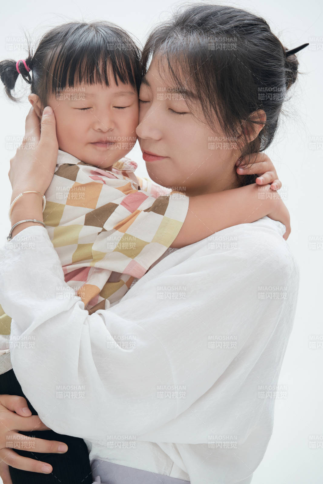 白色背景下的媽媽與可愛(ài)女兒親子人像