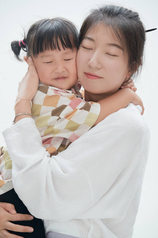 白色背景下的妈妈与可爱女儿亲子人像