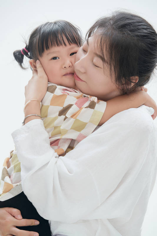 白色背景下的妈妈与可爱女儿亲子人像