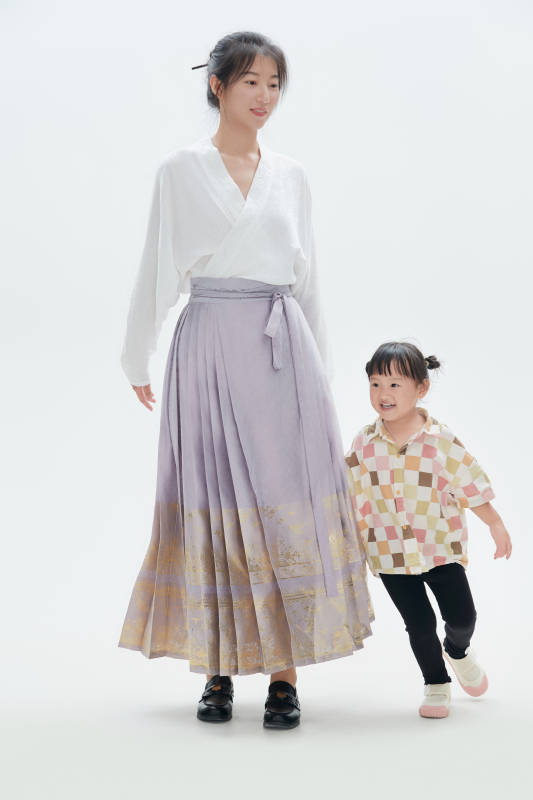 白色背景下的妈妈与可爱女儿亲子人像