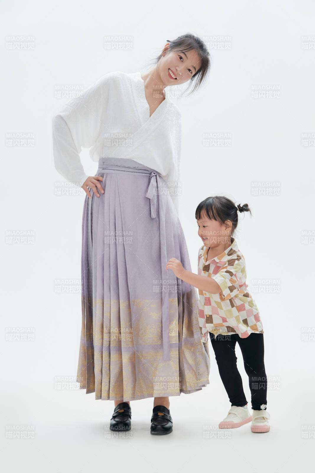 白色背景下的妈妈与可爱女儿亲子人像