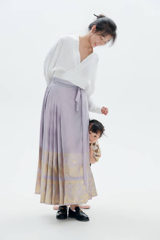 白色背景下的妈妈与可爱女儿亲子人像