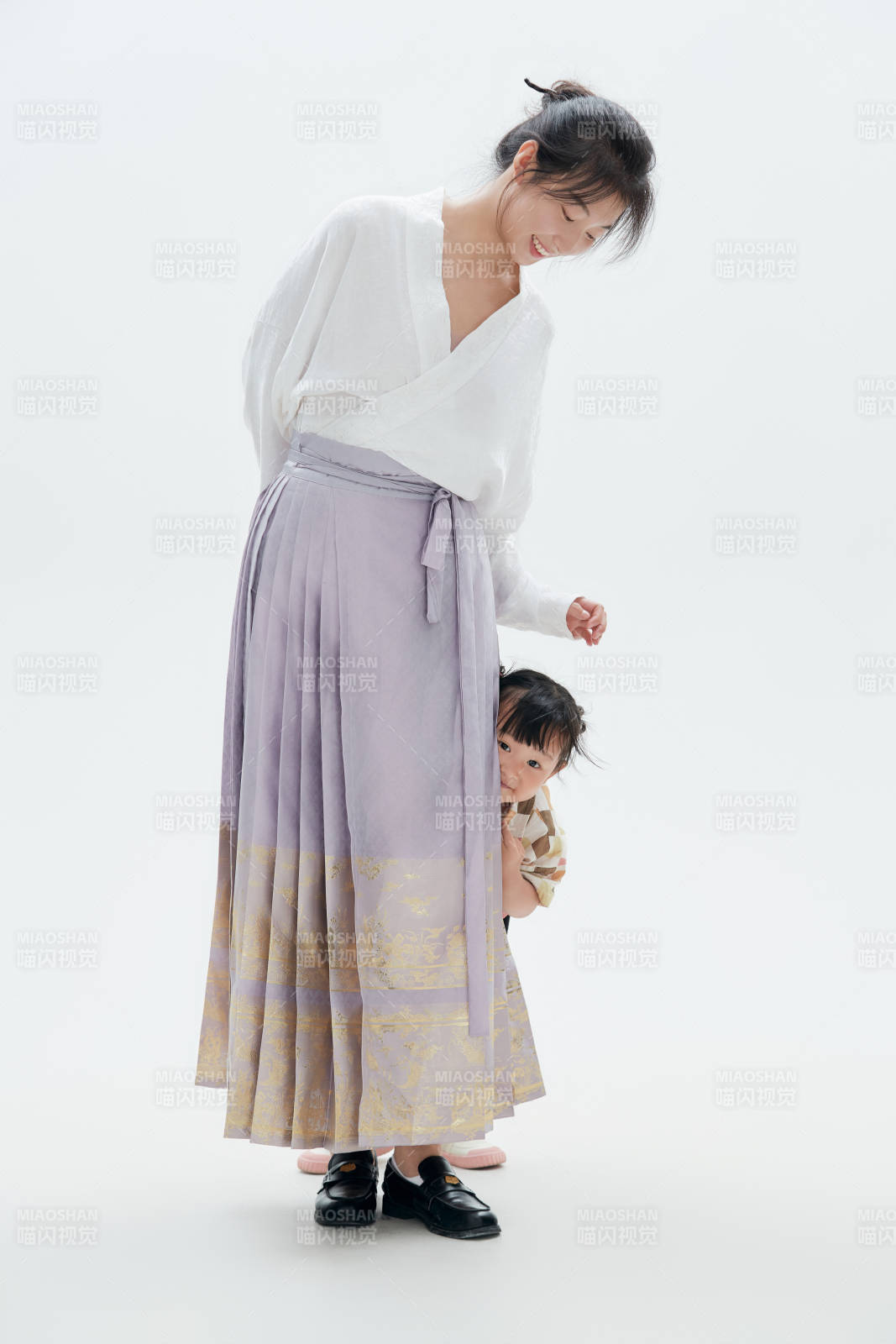 白色背景下的媽媽與可愛女兒親子人像