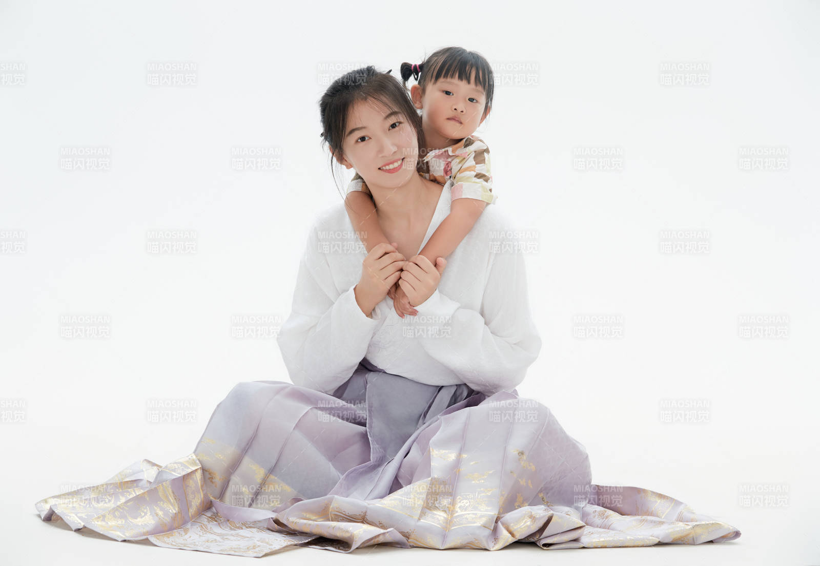 白色背景下的媽媽與可愛女兒親子人像