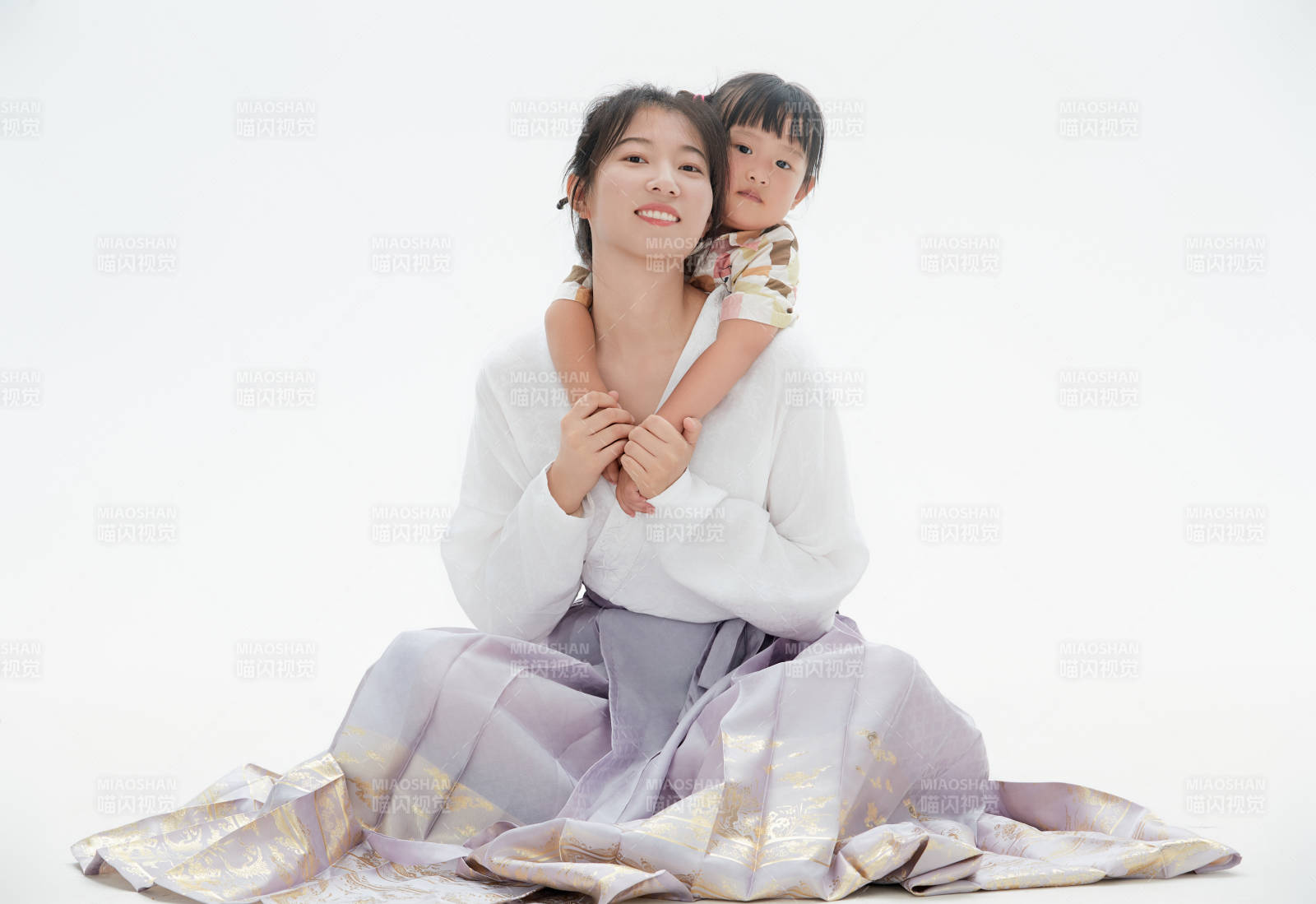 白色背景下的媽媽與可愛女兒親子人像