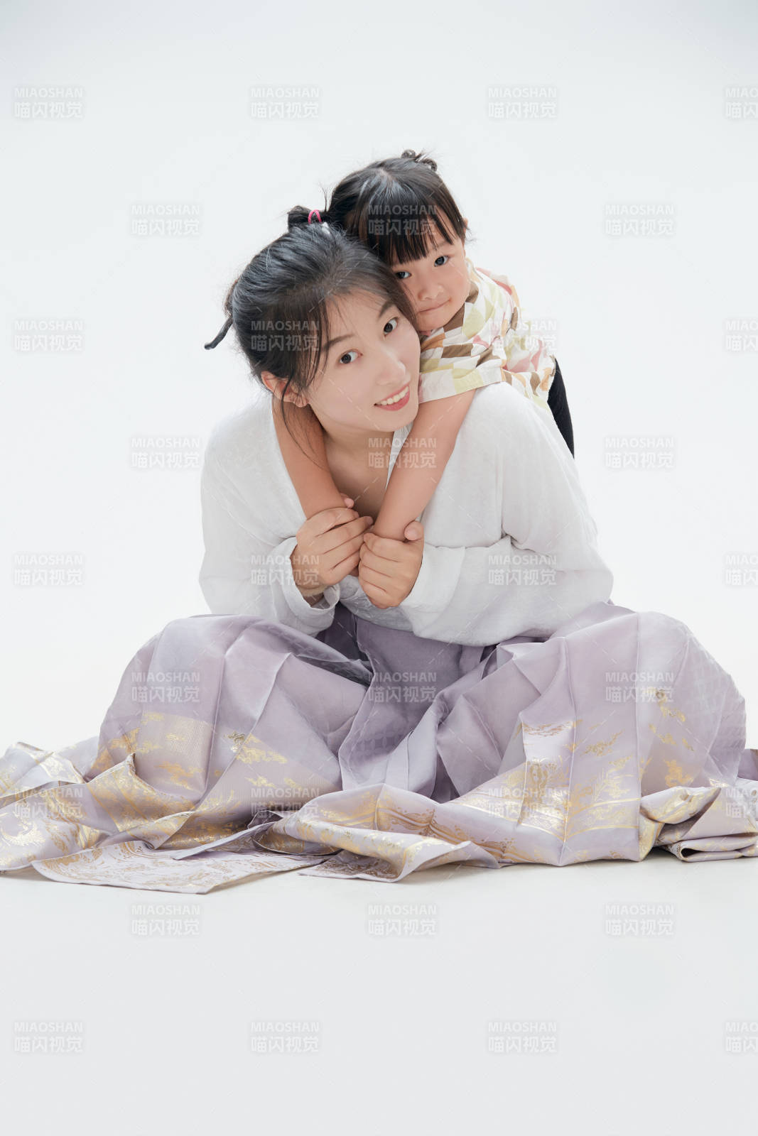 白色背景下的媽媽與可愛女兒親子人像