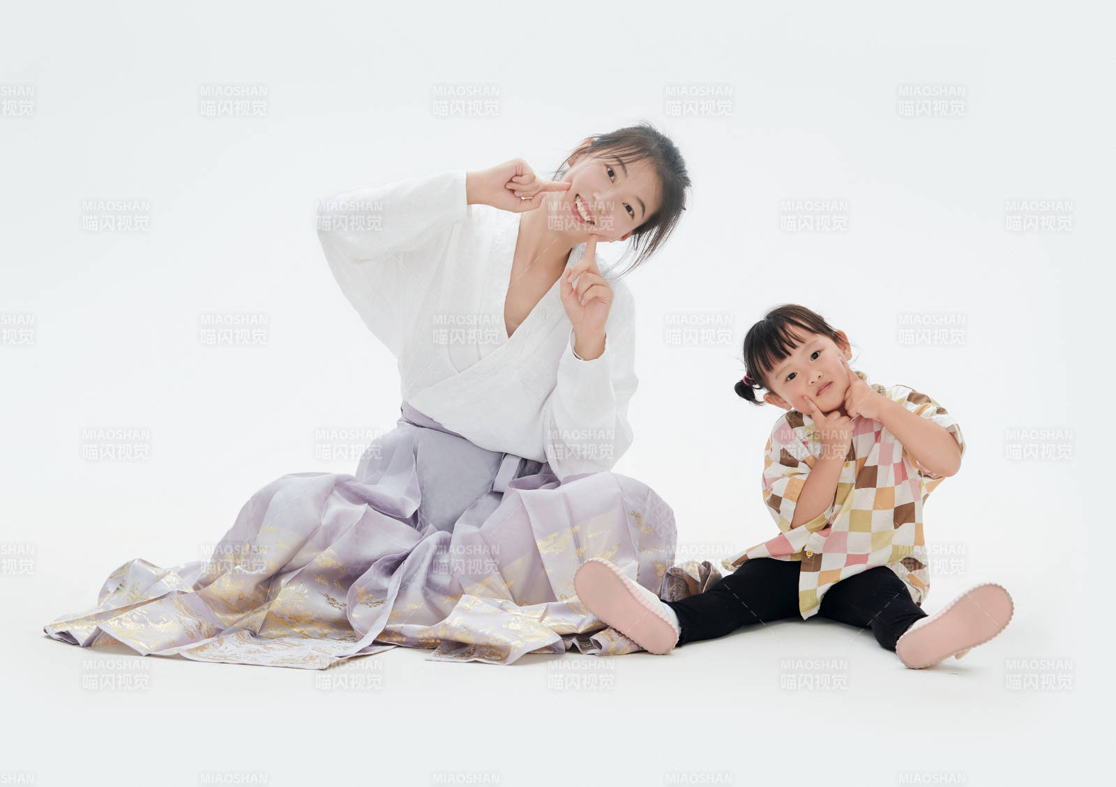 白色背景下的媽媽與可愛女兒親子人像