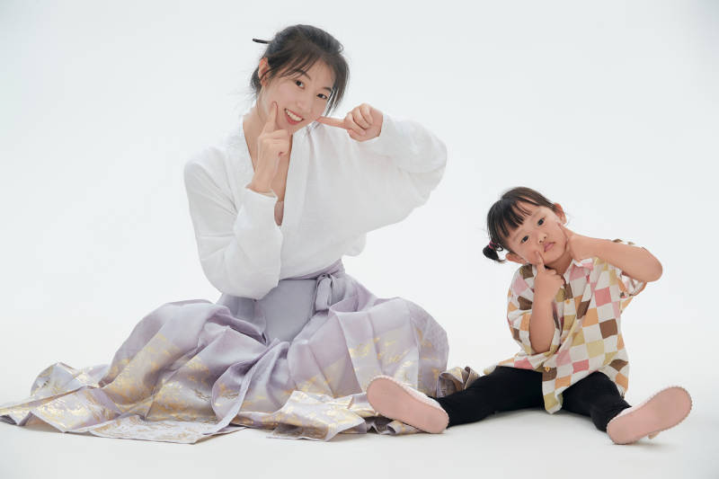 白色背景下的妈妈与可爱女儿亲子人像