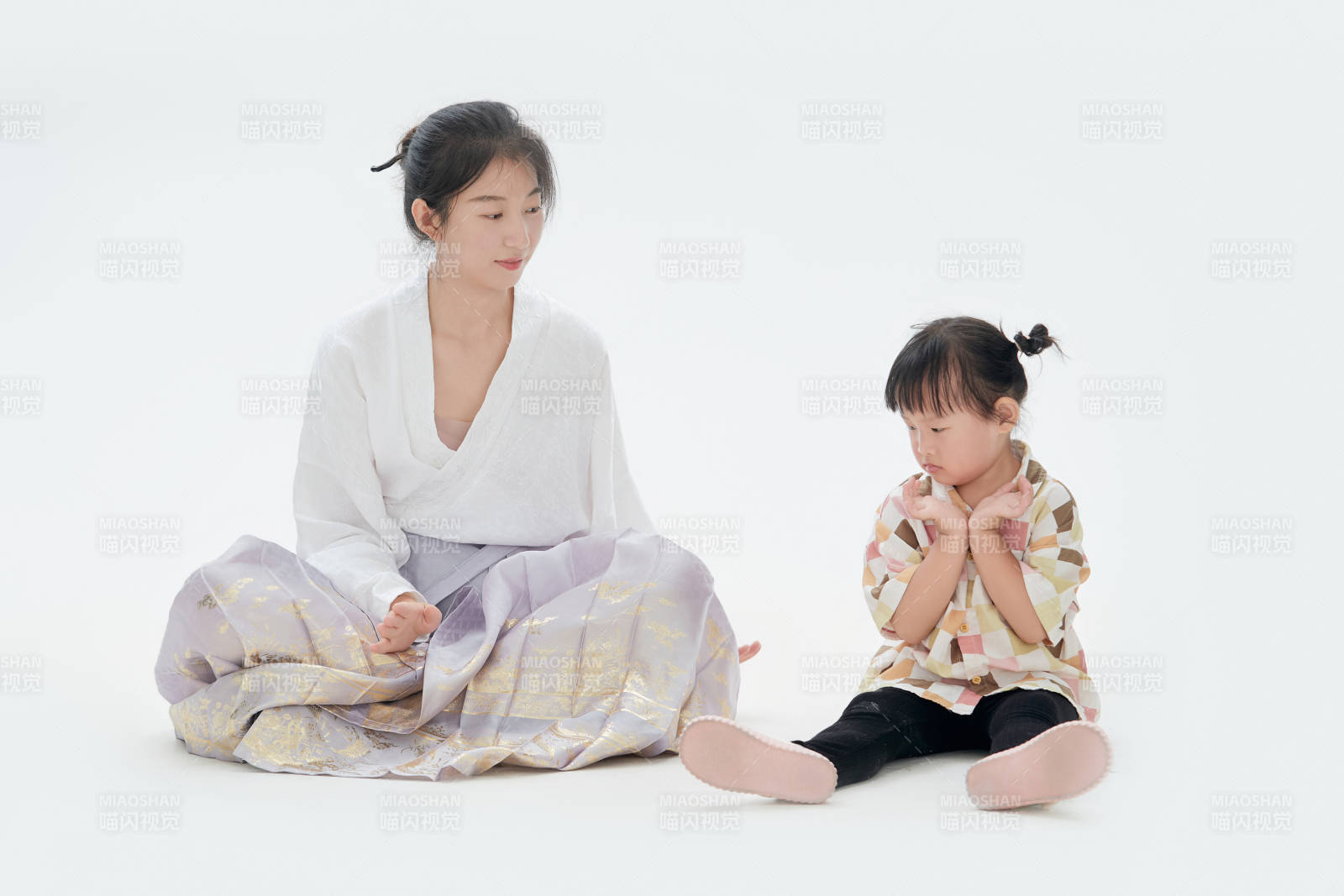 白色背景下的媽媽與可愛女兒親子人像