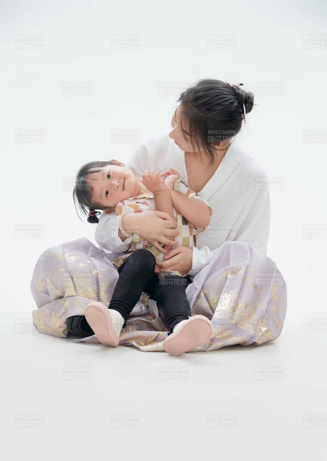 白色背景下的媽媽與可愛女兒親子人像