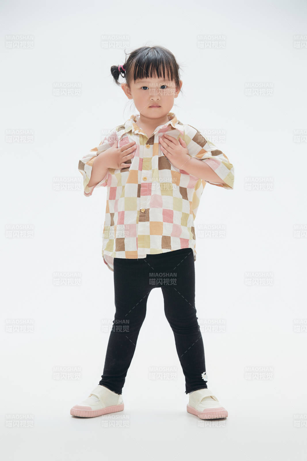 白色背景下頑皮可愛的中國小女孩兒童