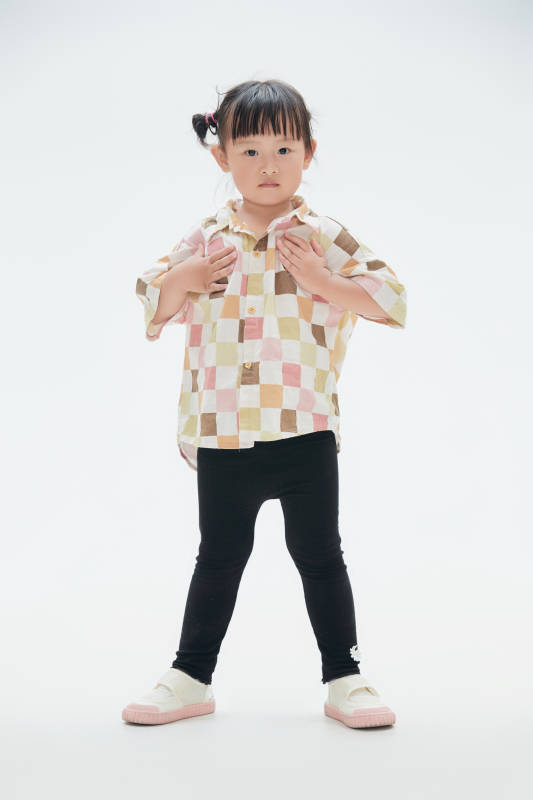 白色背景下顽皮可爱的中国小女孩儿童