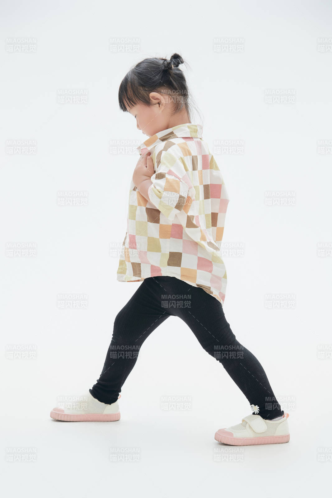 白色背景下頑皮可愛的中國小女孩兒童