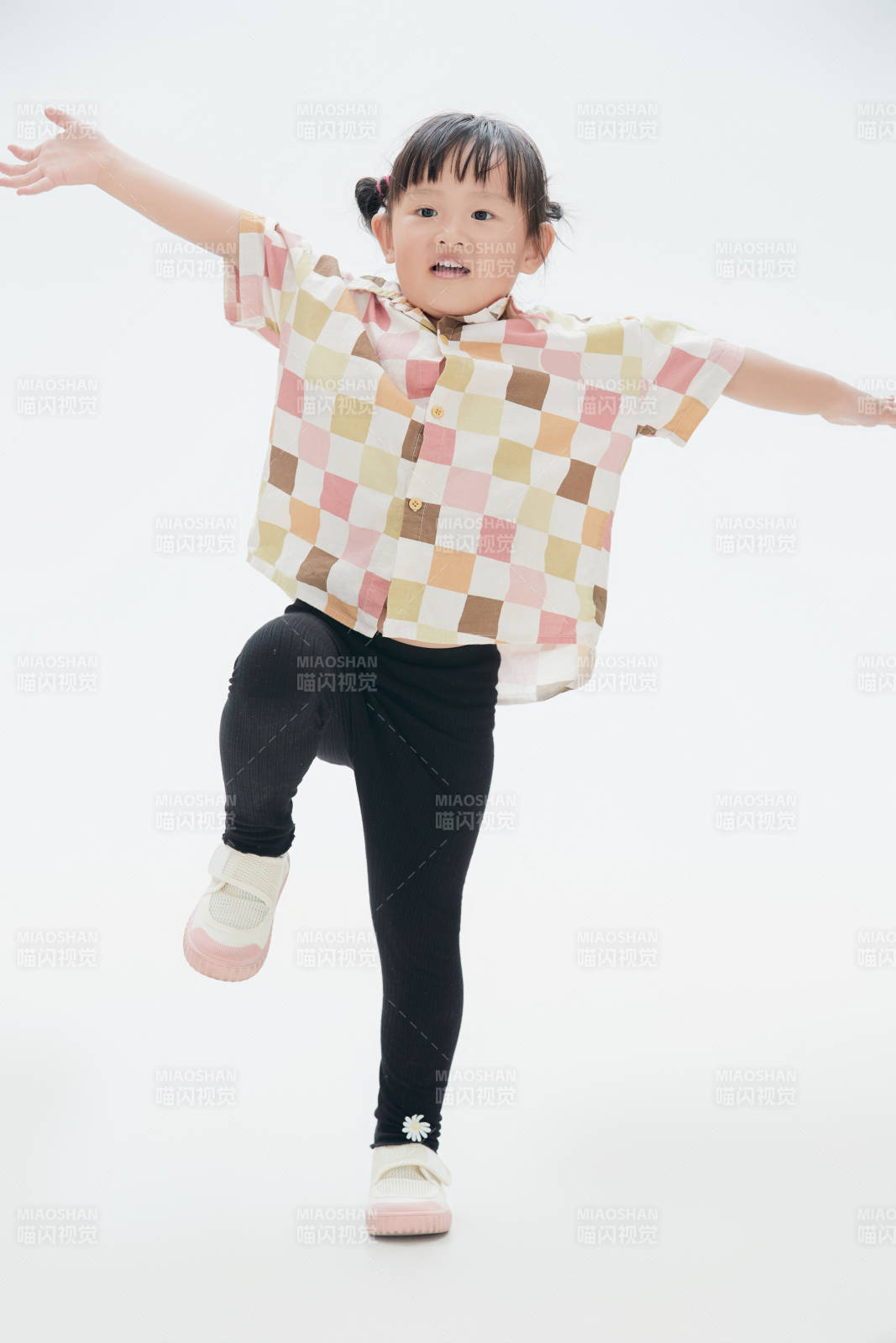 白色背景下頑皮可愛的中國小女孩兒童