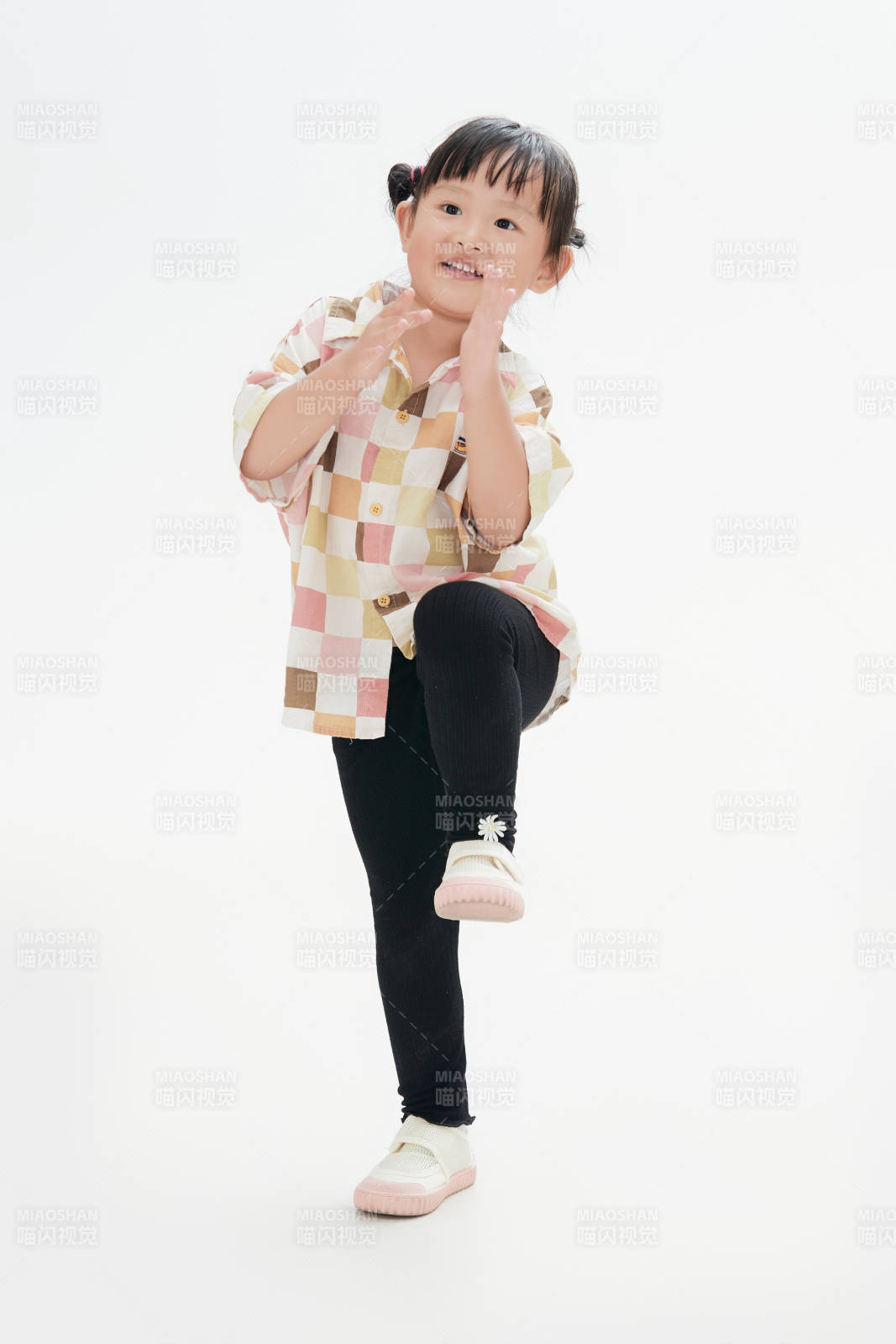 白色背景下顽皮可爱的中国小女孩儿童