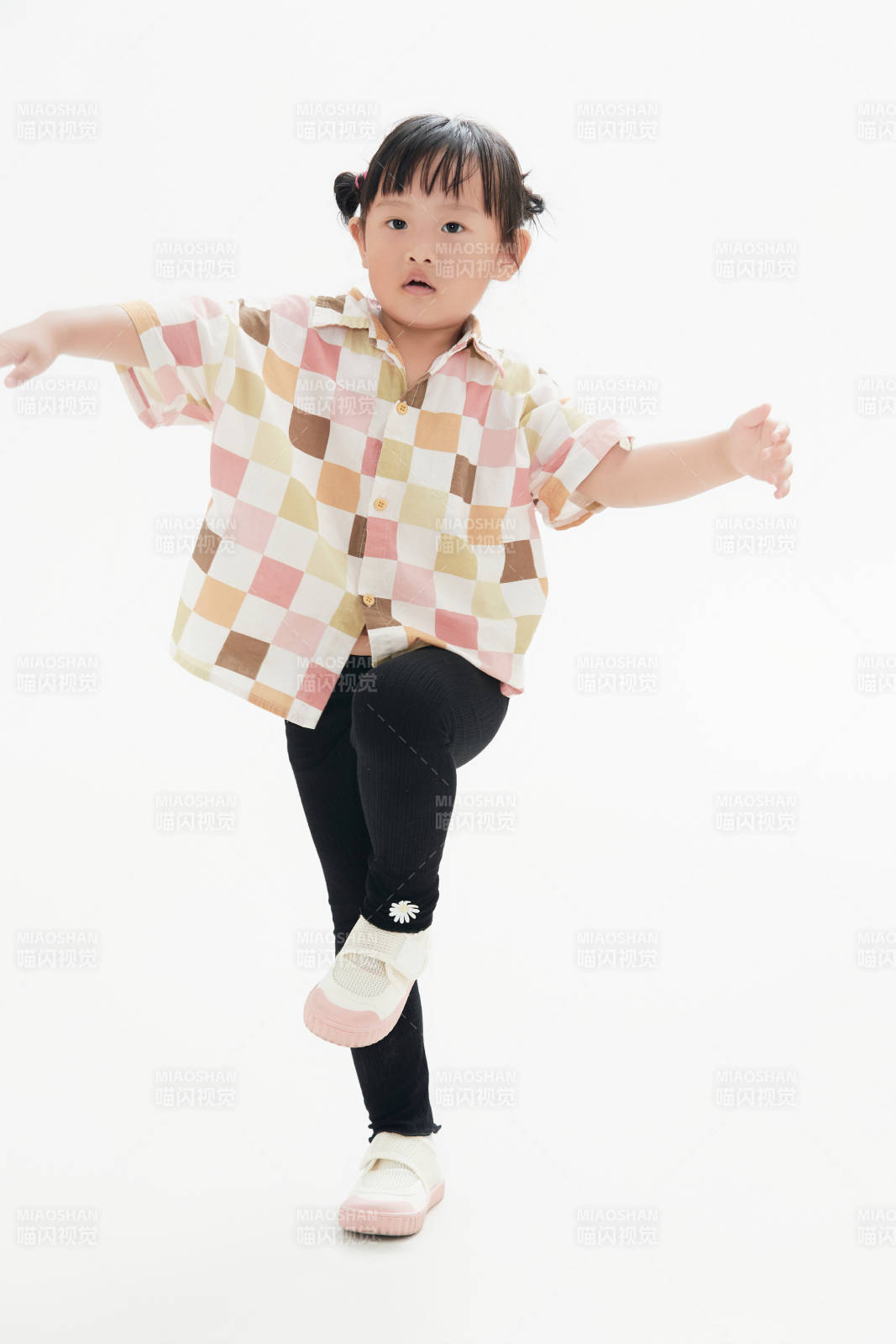 白色背景下頑皮可愛的中國小女孩兒童