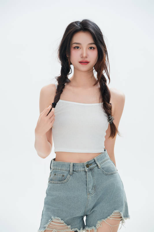 白色背景里的中国女性大学生