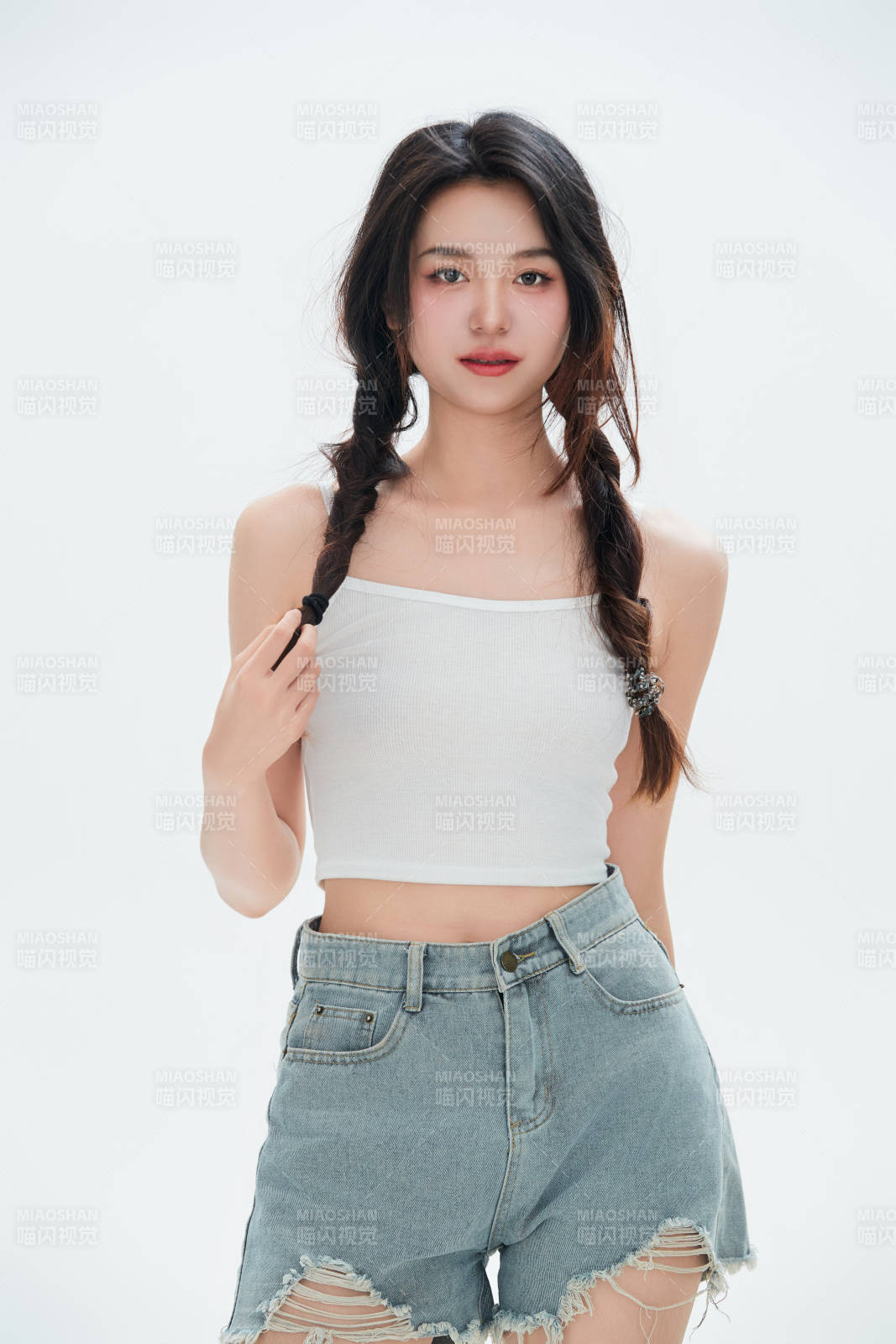 白色背景里的中国女性大学生