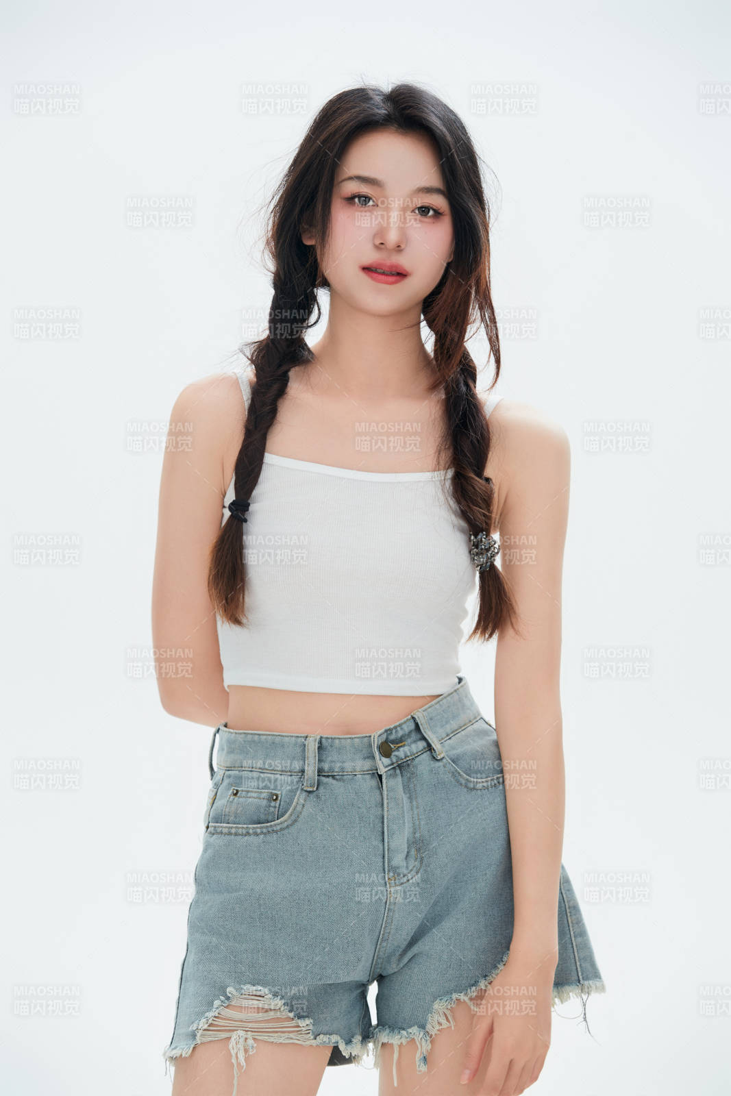 白色背景里的中國(guó)女性大學(xué)生