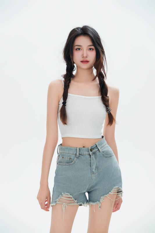 白色背景里的中国女性大学生