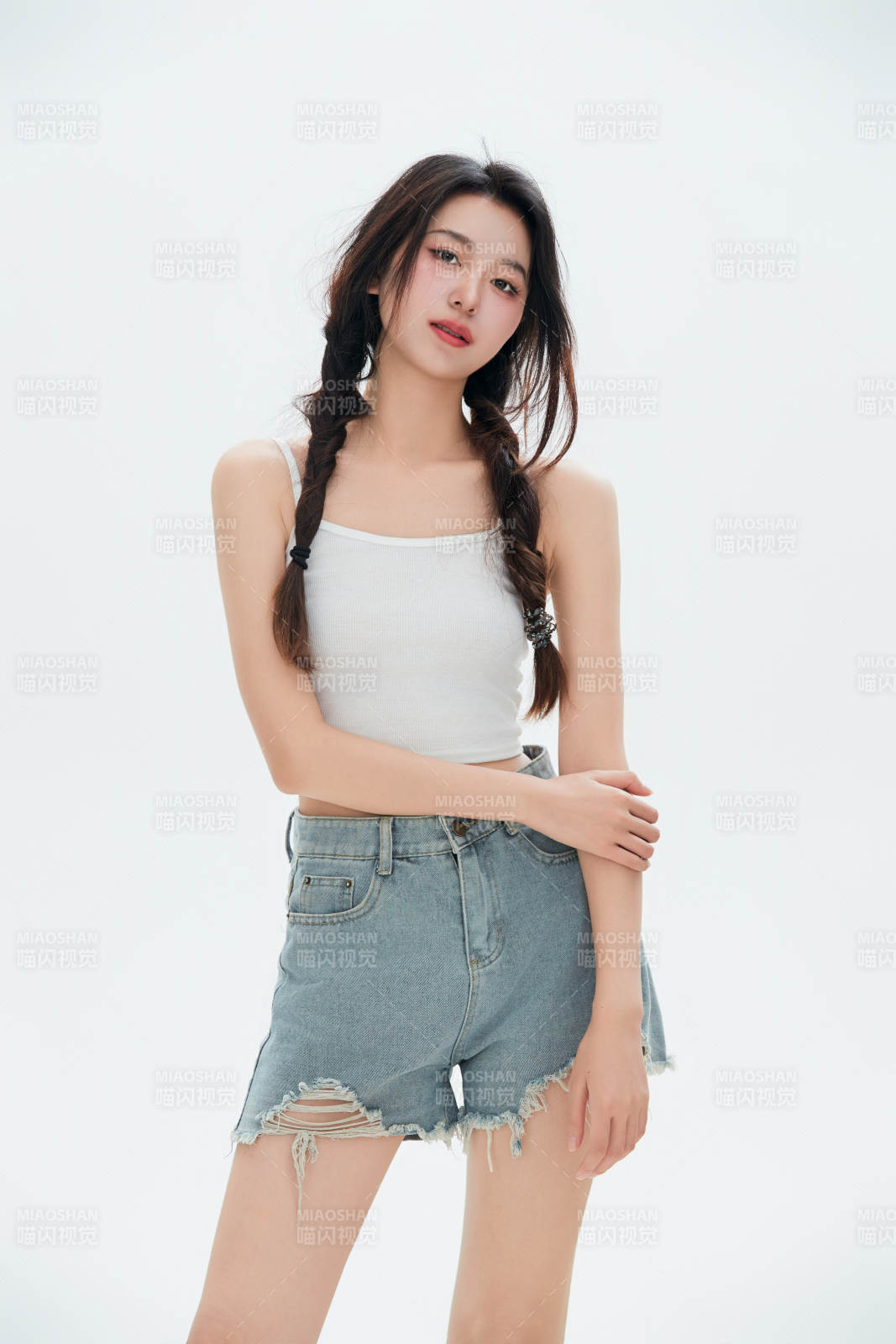 白色背景里的中國女性大學生