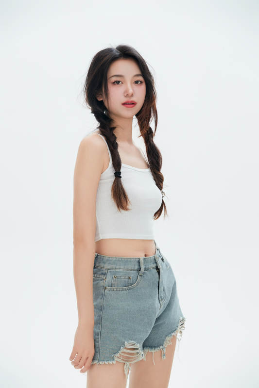 白色背景里的中国女性大学生