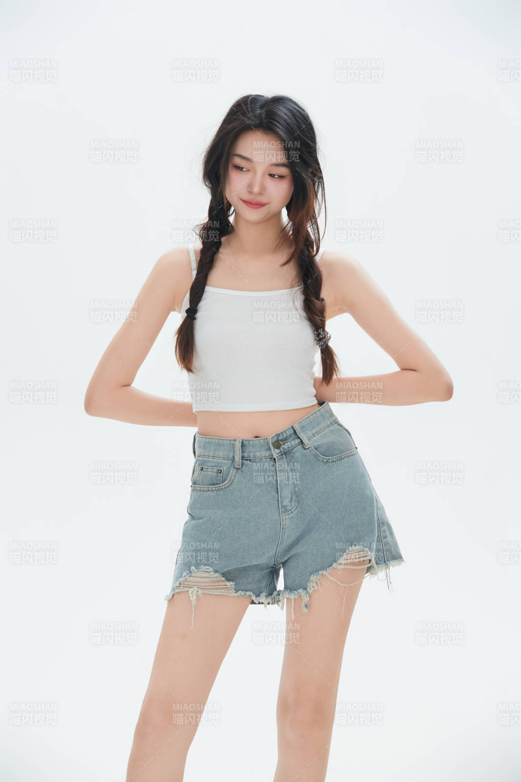 白色背景里的中国女性大学生