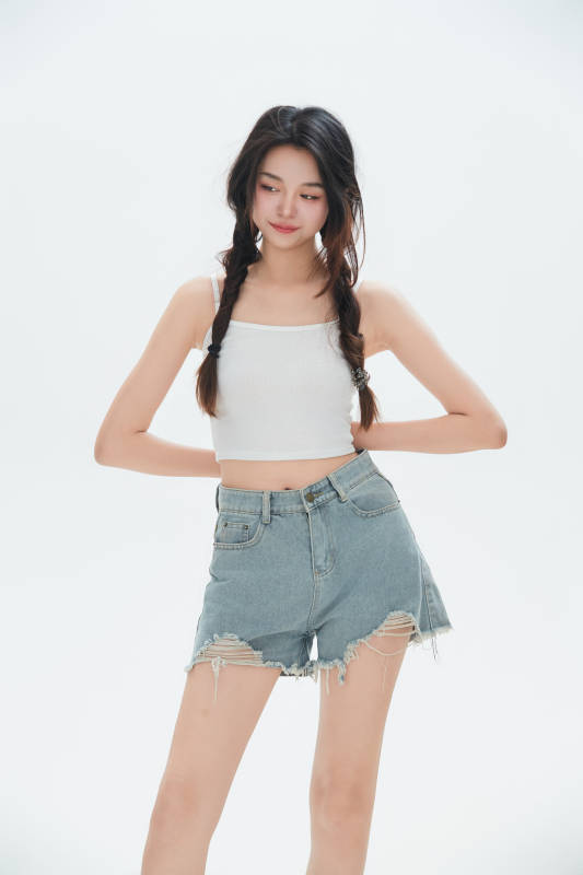 白色背景里的中国女性大学生