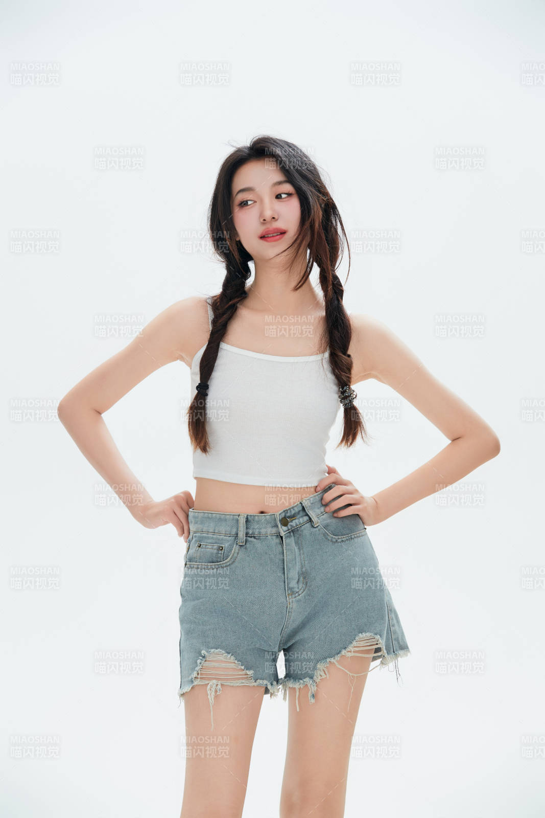 白色背景里的中國女性大學生