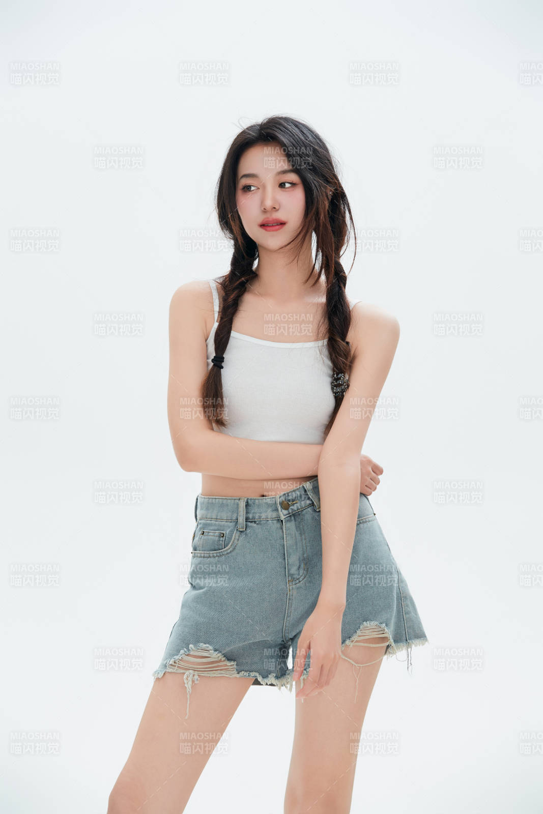 白色背景里的中国女性大学生