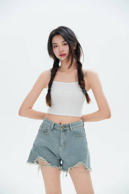 白色背景里的中国女性大学生