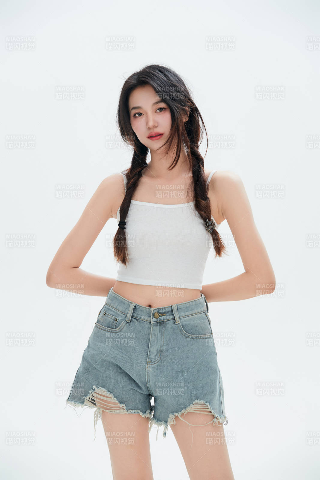 白色背景里的中国女性大学生