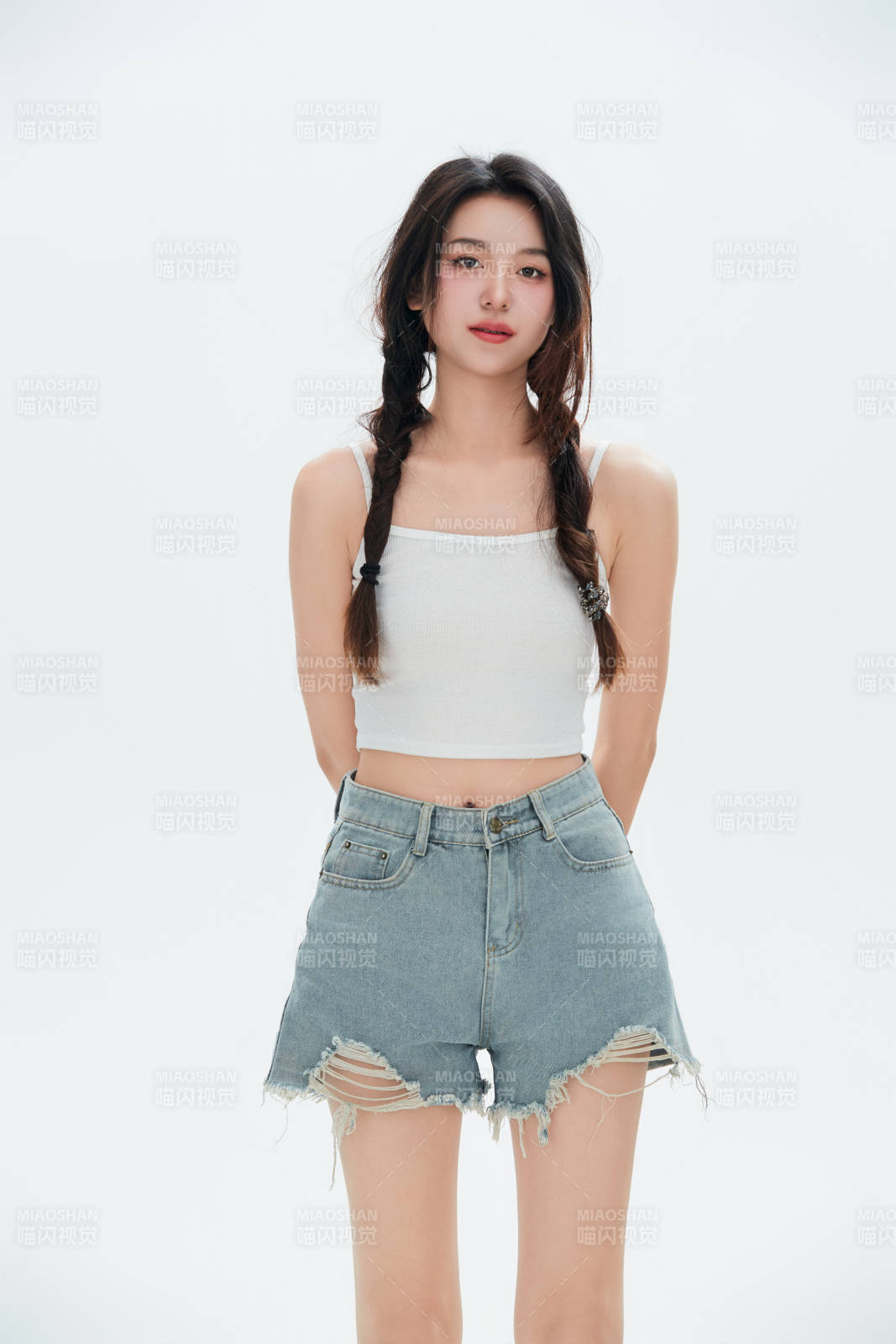 白色背景里的中國女性大學生