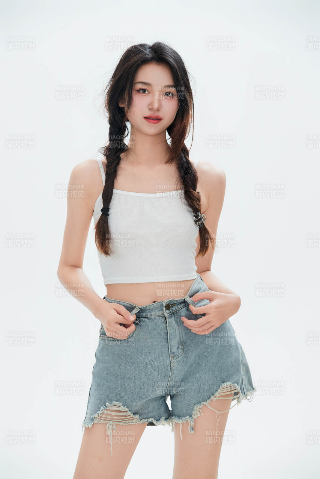 白色背景里的中国女性大学生