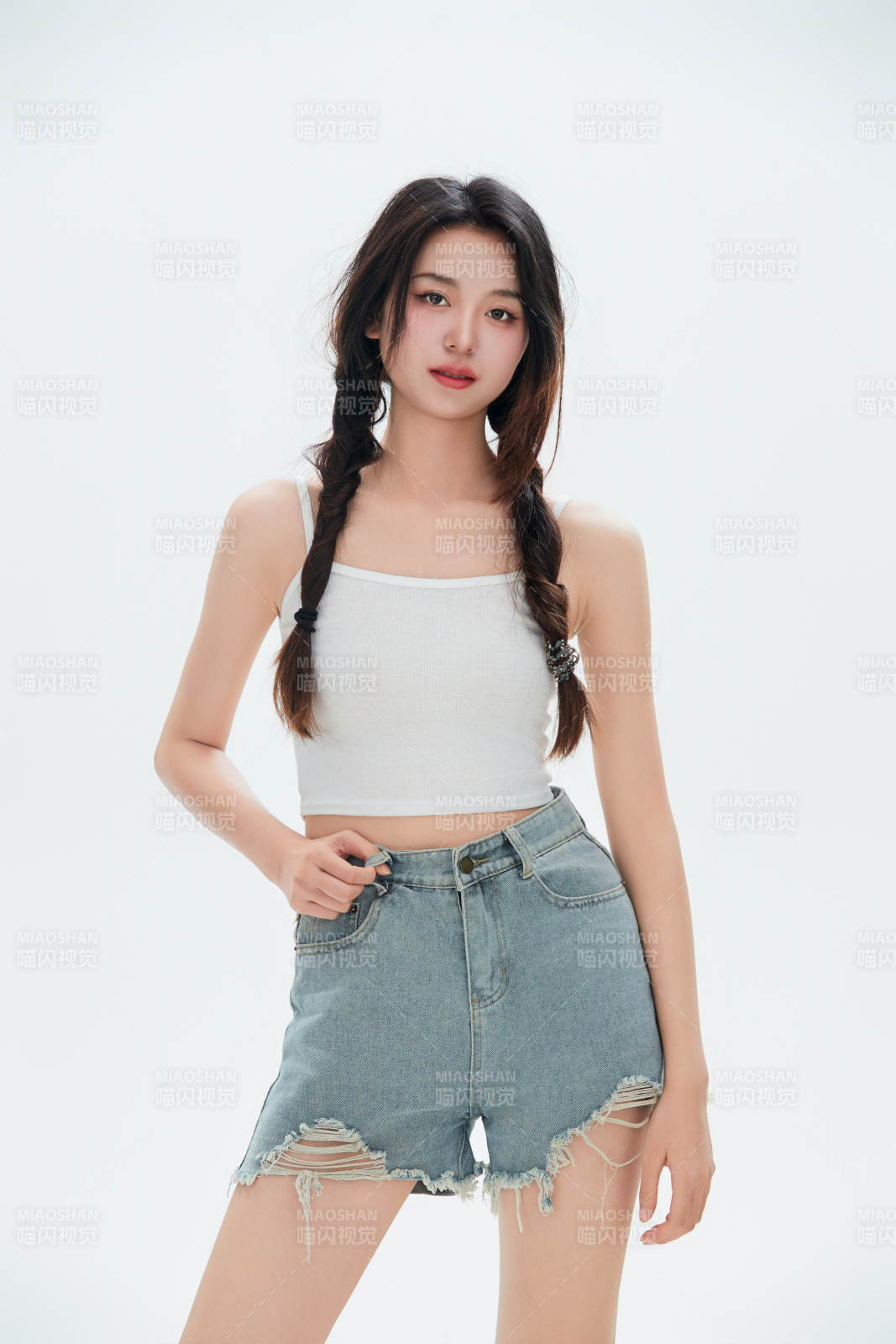 白色背景里的中國女性大學生