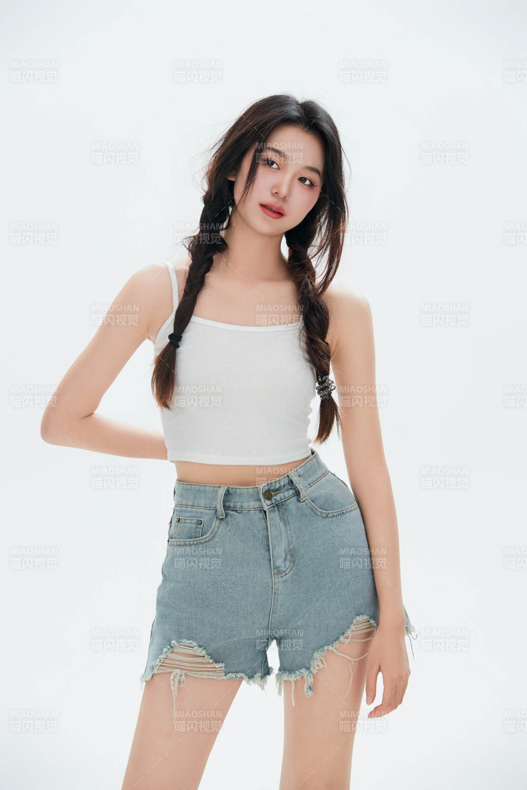 白色背景里的中國女性大學(xué)生