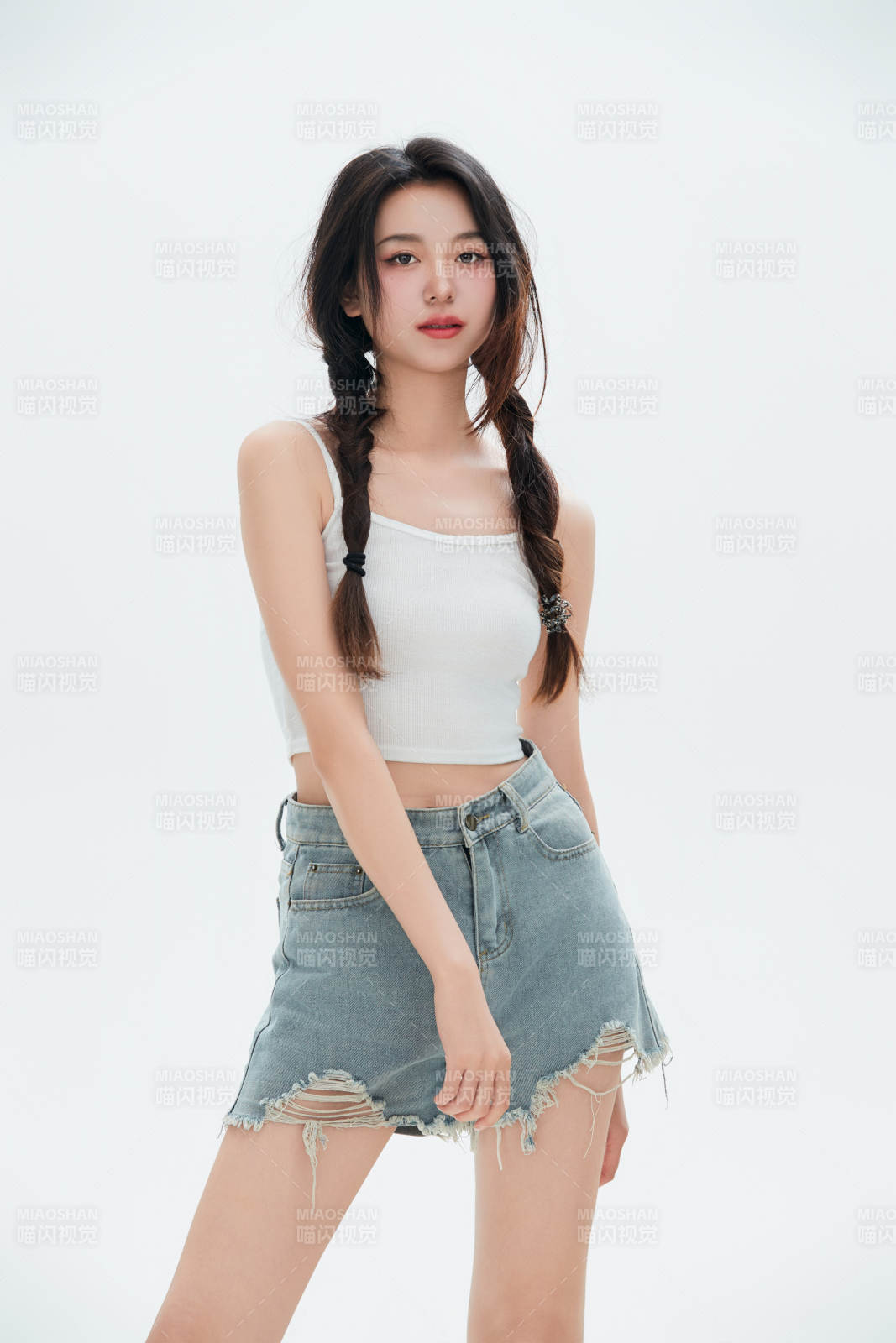 白色背景里的中國女性大學生