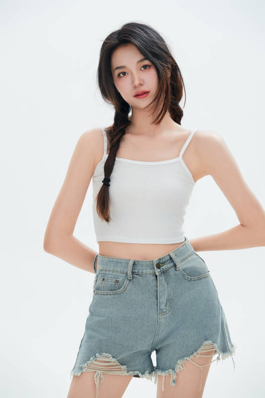 白色背景里的中国女性大学生